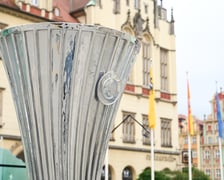 Budowa strefy Fan Festval na pl. Gołębim w rynku