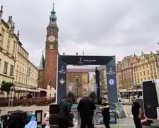 Budowa strefy Fan Festval na pl. Gołębim w rynku