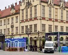 Budowa strefy Fan Festval na pl. Gołębim w rynku