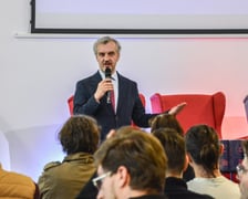 <p>Debata o tożsamości ziem zachodnich i p&oacute;łnocnych. Centrum Historii Zajezdnia, 22.05.2025. Przy mikrofonie dr Andrzej Jerie, dyrektor Centrum Historii Zajezdnia.</p>