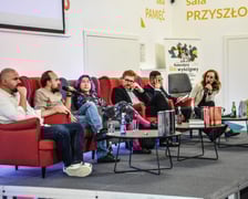 <p>Debata o tożsamości ziem zachodnich i p&oacute;łnocnych. Centrum Historii Zajezdnia, 22.05.2025. Od lewej: Sławomir Sochaj, Zbigniew Rokita, dr hab. Karolina Ćwiek-Rogalska, prof. Wojciech Kucharski, dr Marek Mutor, dr Katarzyna Uczkiewicz.</p>