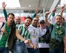 Na wrocławskim lotnisku lądują rzesze kibiców. Dziś mecz Ligii Konferencji, Betis walczy o puchar z Chelsea