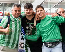 Na wrocławskim lotnisku lądują rzesze kibiców. Dziś mecz Ligii Konferencji, Betis walczy o puchar z Chelsea