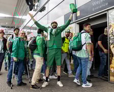 Na wrocławskim lotnisku lądują rzesze kibiców. Dziś mecz Ligii Konferencji, Betis walczy o puchar z Chelsea