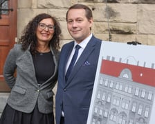 <p>Budynki i spotkanie na Ołbinie, radna Iza Duchowska i wiceprezydent Michał Młyńczak</p>