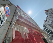 <p>Aby odkryć kolory trzeba oskrobać osad na kilku kondygnacjach - tu sprawdzany był on na 2., 4. i 5. piętrze</p>