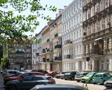 <p>Kamienice na Chudoby z białą Chudoby 9, czerwiec 2025</p>