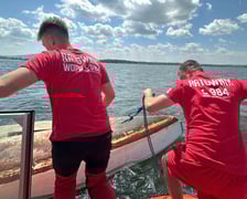 <p>Podczas podejmowania pierwszej załogi, przewr&oacute;ciła się druga ł&oacute;dź</p>