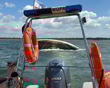 <p>Trzecia z ł&oacute;dek była spychana wiatrem na betonową tamę</p>