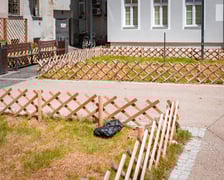 <p>Podw&oacute;rko Wszystkich Mieszkańc&oacute;w zostało zdewastowane. Miasto wystosowuje apel i zapowiada, że zgłosi sprawę na policję</p>