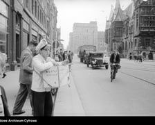 <p>Wrocław po wojnie i samochody na ulicach</p>