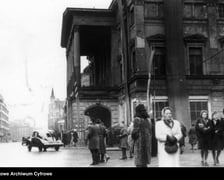 Wrocław, ul Świdnicka, rok 1946. Przed budynkiem Opery unikatowa Tatra 87