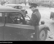 Wrocław, rok 1947. Kontrola drogowa kierowcy taksówki nr 18 marki DKW