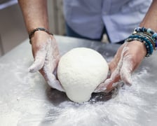 <p>Amedeo Menale z restauracji Vivere Italiano jest świetnym szefem kuchni, tu przygotowuje pizzę bezglutenową</p>