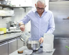 <p>Amedeo Menale z restauracji Vivere Italiano jest świetnym szefem kuchni, tu przygotowuje pizzę bezglutenową</p>