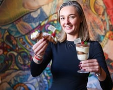 <p>Emilia Baszak, menadżerka restauracji Vivere Italiano, z deserami &bdquo;gluten free&rdquo;</p>