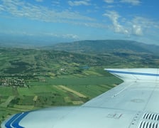 <p>Samolot krązy na wysokości 1,5 kilometra</p>