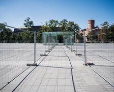 <p>Ogrodzenie na placu Wolności - rusza remont nawierzchni</p>