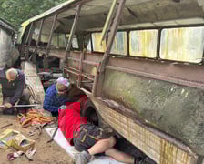 Wrak legendarnego autobusu Bałtyk, który trafił do Muzeum Motoryzacji WENA w Oławie