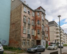 <p>Kamienica Komuny Paryskiej 84a początku remontu w lipcu 2025</p>