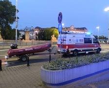 Mężczyzna w fosie miejskiej, akcja ratunkowa