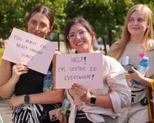 Wielbiciele Ed Sheerana w drodze na sobotni koncert na Tarczyński Arena we Wrocławiu