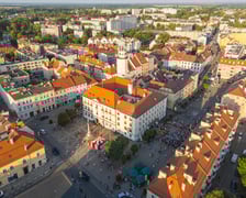 Popisy artystów sztuki cyrkowej podczas festiwalu OFCA w Oleśnicy 2025