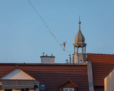 Popisy artystów sztuki cyrkowej podczas festiwalu OFCA w Oleśnicy 2025