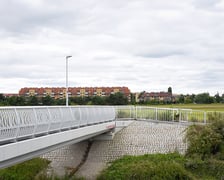 Droga dojazdowa i most nad Ślęzą łączący Muchobory, sierpnień 2025