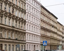 <p>Kamienica Więckowskiego 20 (druga od lewej) po remoncie w czerwcu 2025 roku</p>