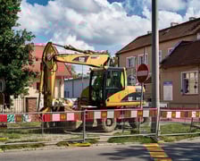 Ulica Koszarowa na początku przebudowy