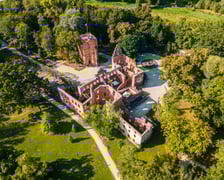 Widok na ruiny Zespołu Pałacowo-Parkowego w Żmigrodzie