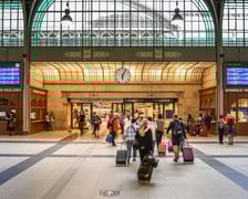 Pasażerowie na dworcu Wrocław Główny