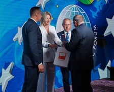 <p>Nagrody "Teraz" Polska" dla os&oacute;b w szczeg&oacute;lny spos&oacute;b promujących Dolny Śląsk otrzymali Piotr Zieliński i Marek Krajewski</p>