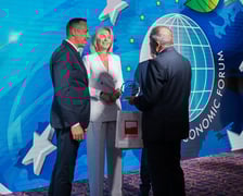 <p>Nagrody "Teraz" Polska" dla os&oacute;b w szczeg&oacute;lny spos&oacute;b promujących Dolny Śląsk otrzymali Piotr Zieliński i Marek Krajewski</p>