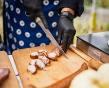 <p>Kamila Kokot i Tomasz Sielicki pokazują, jak zrobić kapustę po wrocławsku. Zdjęcie wykonano 25 sierpnia 2025 na placu Nowy Targ, podczas kręcenia filmu.</p>