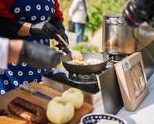 <p>Kamila Kokot i Tomasz Sielicki pokazują, jak zrobić kapustę po wrocławsku. Zdjęcie wykonano 25 sierpnia 2025 na placu Nowy Targ, podczas kręcenia filmu.</p>