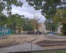Na podwórku trwają prace ziemne – niwelowane terenu i korytowanie ziemi pod obrzeża.
