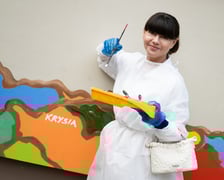 <p>Uczestnicy spotkania, podczas kt&oacute;rego malowano mural solidarności</p>