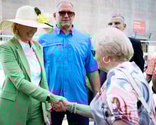 <p>Marsz kapeluszy i przekazanie kluczy do miasta kr&oacute;lowej i kr&oacute;lowi senior&oacute;w - Dni Seniora 2025 we Wrocławiu</p>