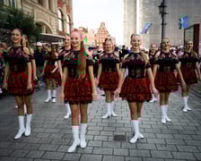 <p>Marsz kapeluszy i przekazanie kluczy do miasta kr&oacute;lowej i kr&oacute;lowi senior&oacute;w - Dni Seniora 2025 we Wrocławiu</p>