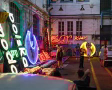<p>Backstage galerii Neon Side - tu trzymane są niewyeksponowane wrocławskie neony z dawnych lat</p>