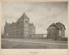 <p>Szkoła przy ul. Nowowiejskiej, 1901 r.&nbsp;</p>