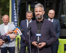 Bartłomiej Świerczewski, zastępca dyrektorki Departamentu Strategii i Zrównoważonego Rozwoju Urzędu Miejskiego Wrocławia zapowiada testy Blees BB-1 na cmentarzu Osobowickim