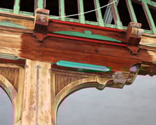 Próby dekoracyjnego malowania drewnianych elementów dawnej XIX-wiecznej sali restauracyjno-tanecznej