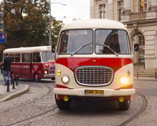 Zabytkowe tramwaje i autobusy podczas wielkie parady we Wrocławiu, 27.09.2025 r.