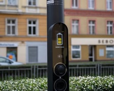 Stacja ładowania przy skrzyżowaniu Kniaziewicza i Pułaskiego