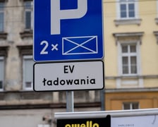Stacja ładowania przy skrzyżowaniu Kniaziewicza i Pułaskiego
