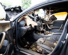 Akcja usuwania wraku auta - samochodu porzuconego, bez właściciela