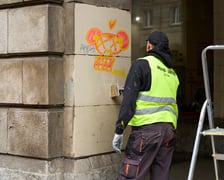 Czyszczenie arkad przy Świdnickiej